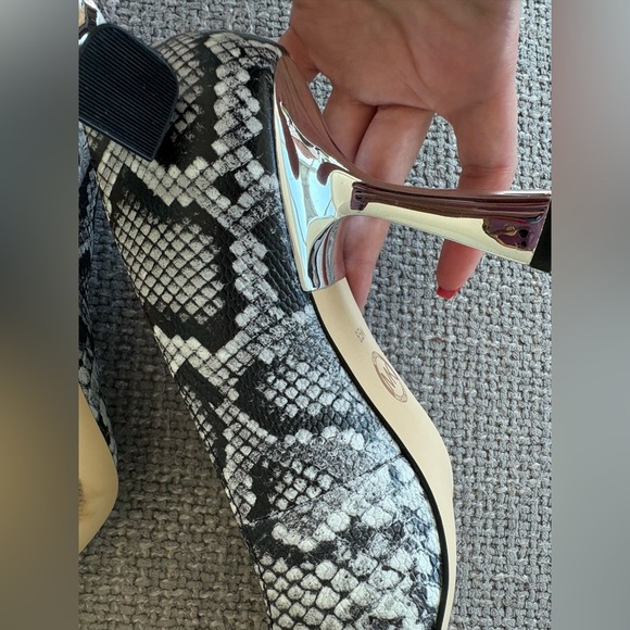 Michael Kors Mid Pump – Snake Embossed Leather – Size 8.5M brand new - Picture 7 of 16